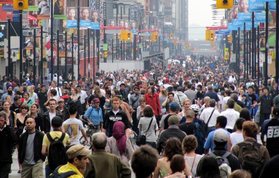 Straßenszene mit vielen Menschen