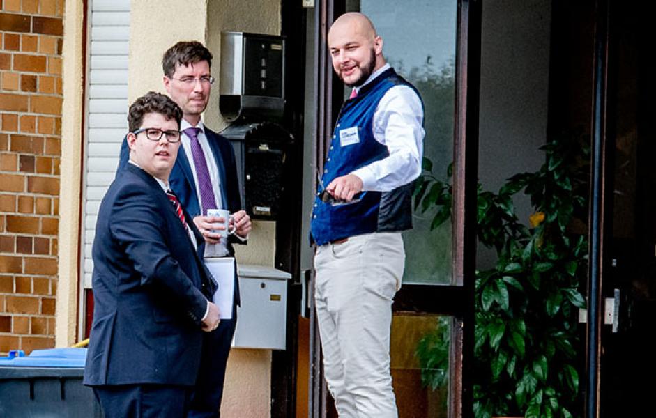 Foto mit Yannick Noé (Arcadi), Felix Menzel (Blaue Narzisse) und Sven Kachelmann (JA-Landesvorsitzender) 