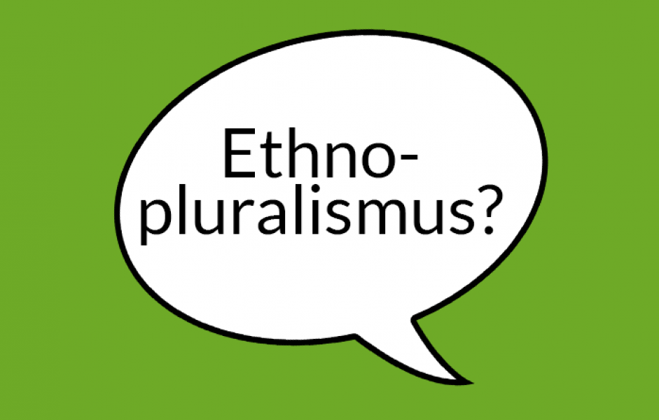 Weiße Sprechblase auf grünem Grund mit der Aufschrift "Ethnopluralismus?"