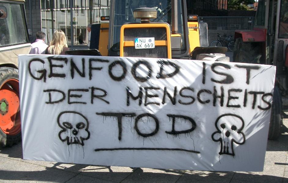 Banner mit der Aufschrift Genfood ist der Menschheit Tod"