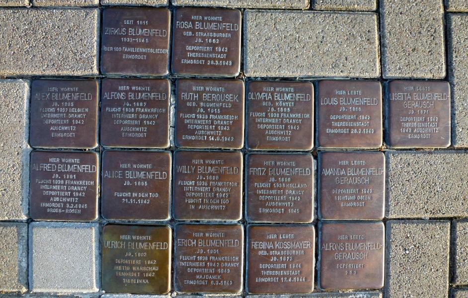 Gruppe verlegter Stolpersteine