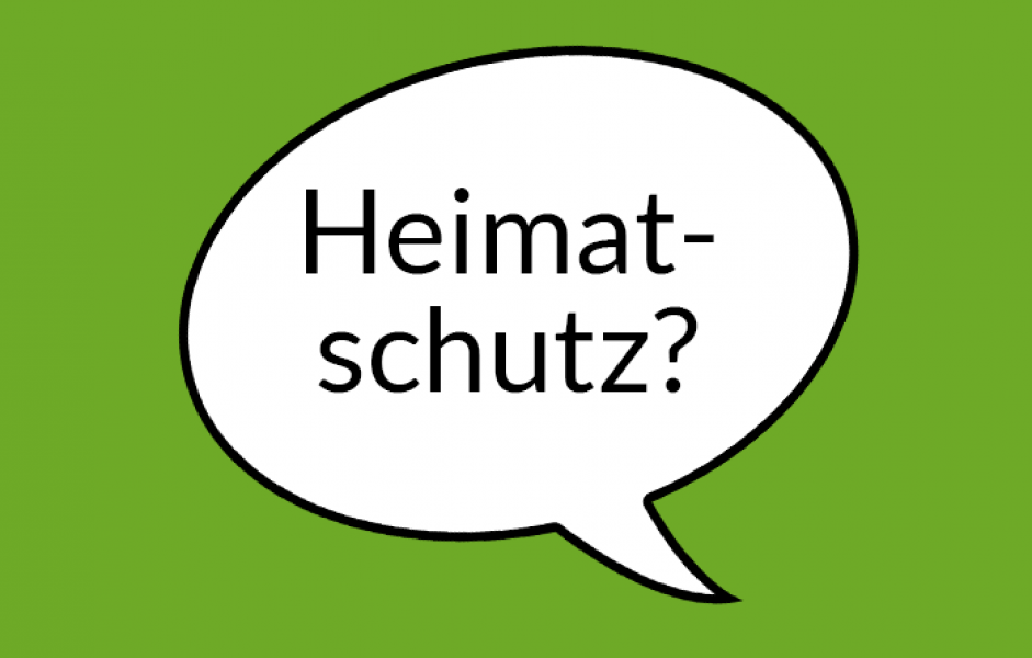 Weiße Sprechblase auf grünem Grund mit der Aufschrift "Heimatschutz?"
