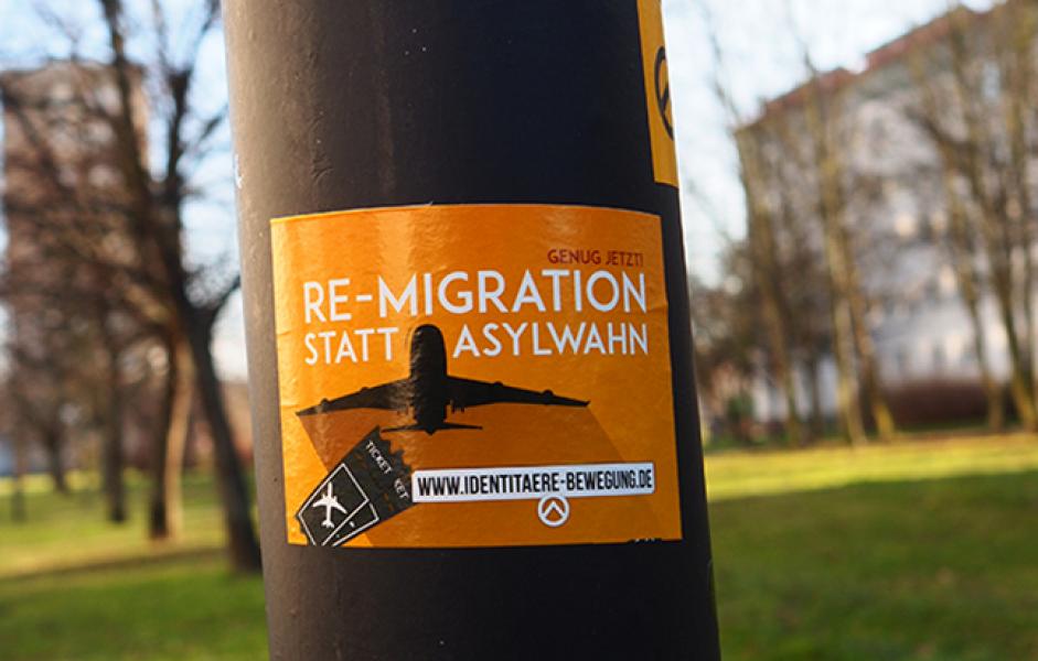 Aufkleber der Identitären Bewegung mit der Aufschrft "Re-Migration statt Asylwahn"