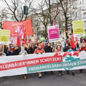 Foto von der "Wir haben es satt"-Demo 2018 mit Frontbanner und demonstrierenden Menschen