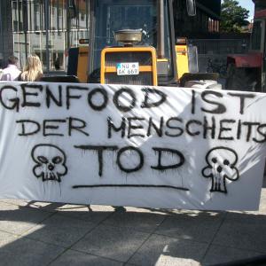 Banner mit der Aufschrift Genfood ist der Menschheit Tod"