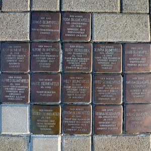 Gruppe verlegter Stolpersteine