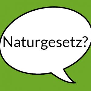 Weiße Sprechblase auf grünem Grund mit der Aufschrift "Naturgesetz?"