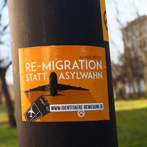 Aufkleber der Identitären Bewegung mit der Aufschrft "Re-Migration statt Asylwahn"
