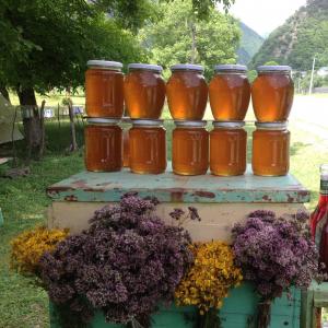 Verkaufsstand mit Honig und Blumen